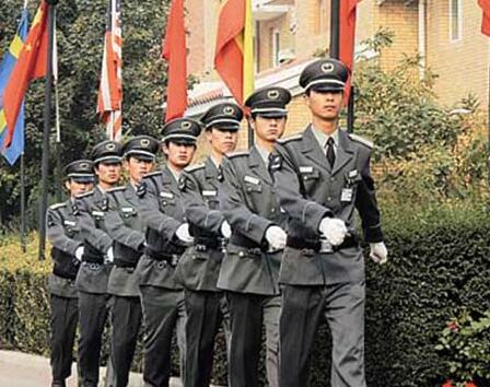 在小區(qū)門口發(fā)生搶劫事件時(shí)，物業(yè)保安是否負(fù)有相關(guān)責(zé)任