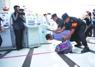 銀行內(nèi)遇搶劫咋應(yīng)對？襄陽戎安保安公司演練給答案